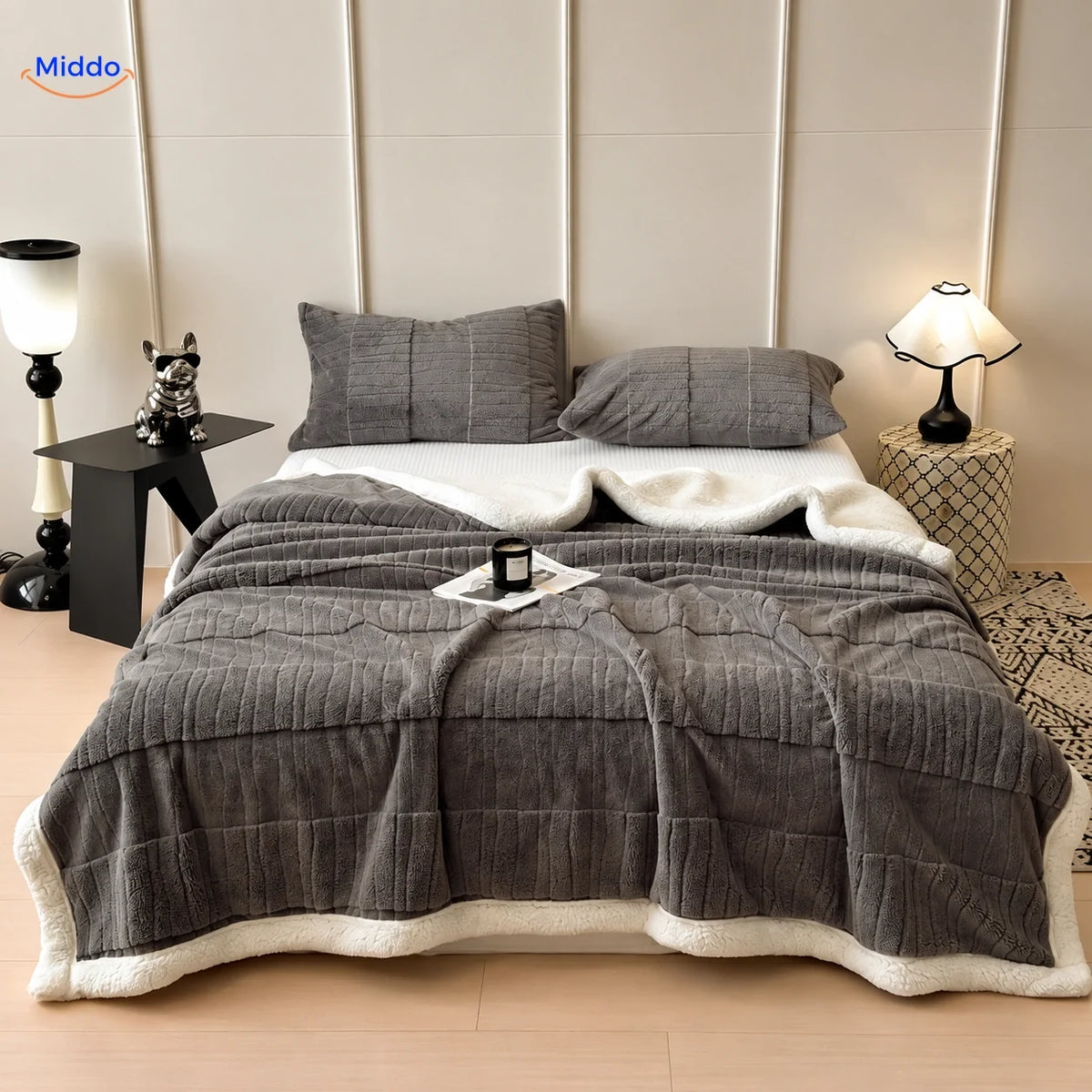 Plaid Winterra à texture ondulée gris foncé avec revers doux en polaire