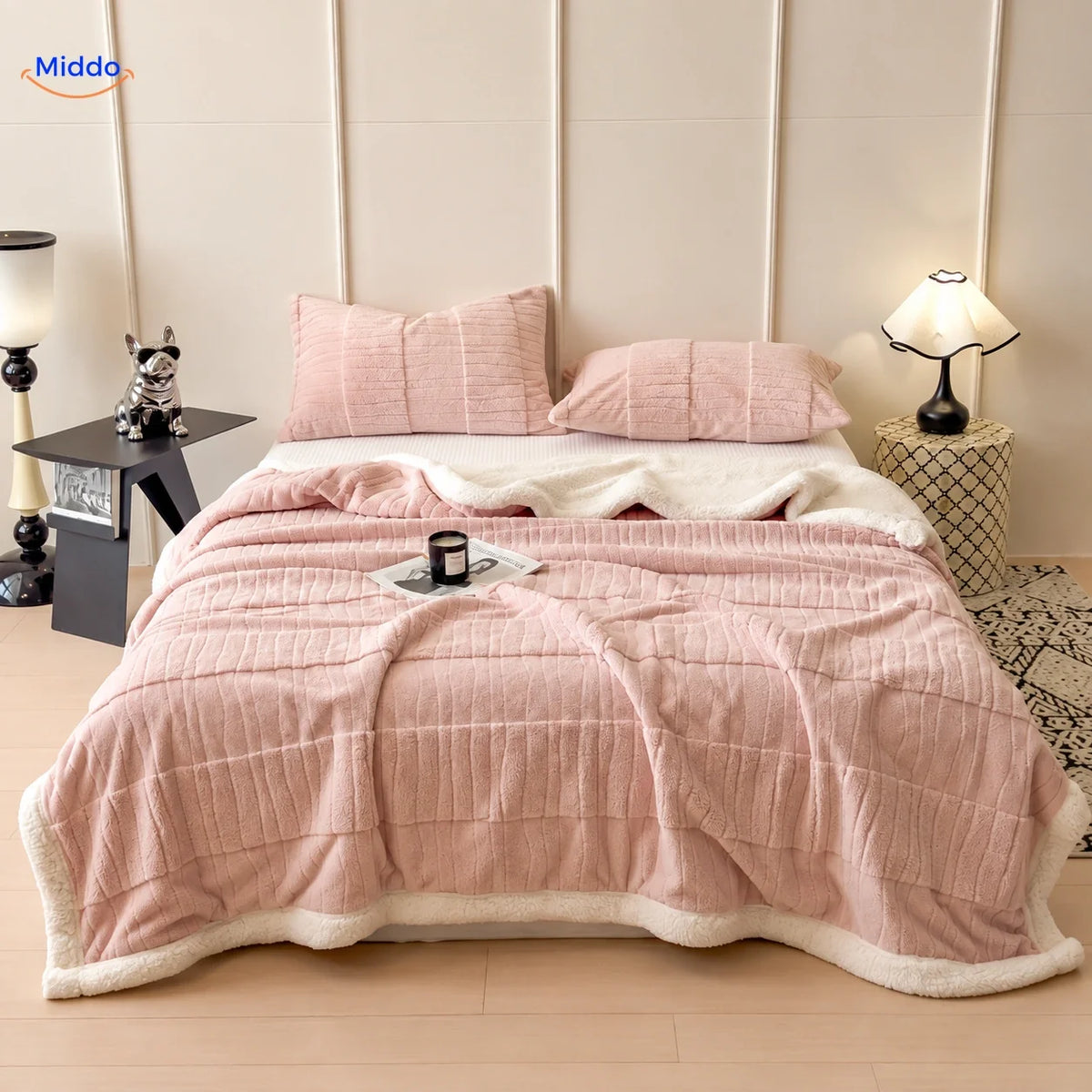 Plaid Winterra à texture ondulée rose clair avec revers doux en polaire