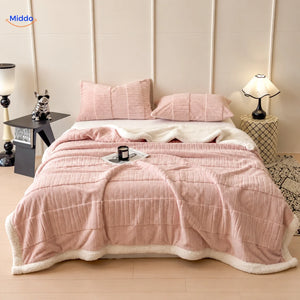Plaid Winterra à texture ondulée rose clair avec revers doux en polaire