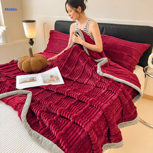 Plaid Winterra à texture côtelée bordeaux avec revers doux en polaire