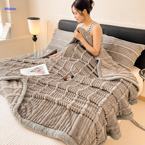 Plaid Winterra à texture côtelée gris clair avec revers doux en polaire