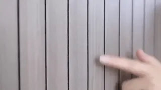 panneau mural gris effet bois à surface plate et lisse mettant en valeur la texture lamelles régulière